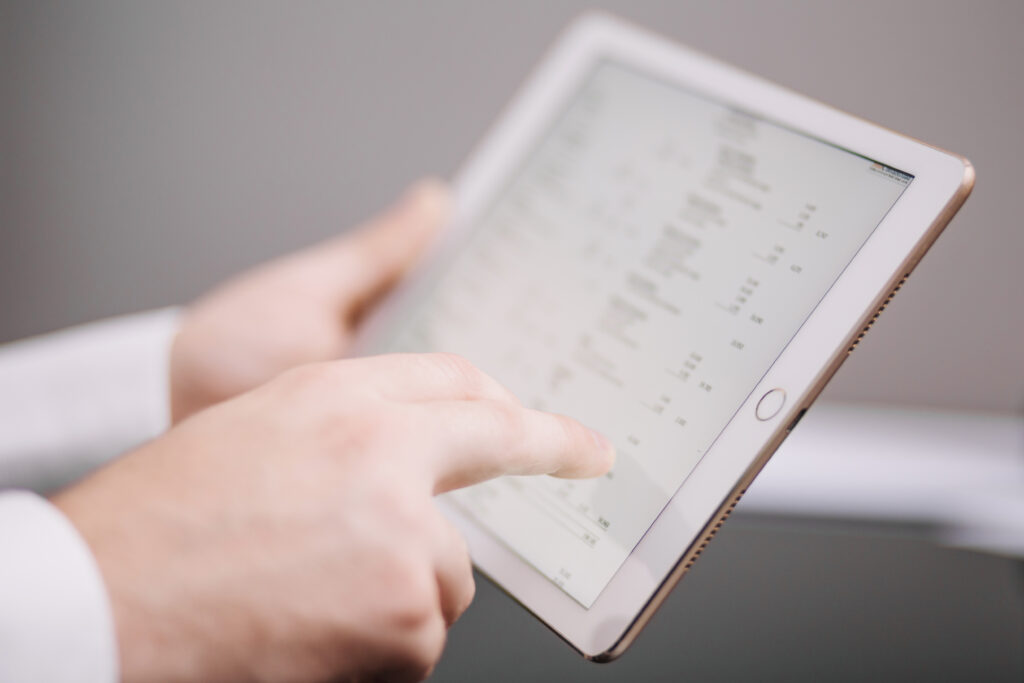 Tablet met statestieken, cijfers, resultaten voor analyse